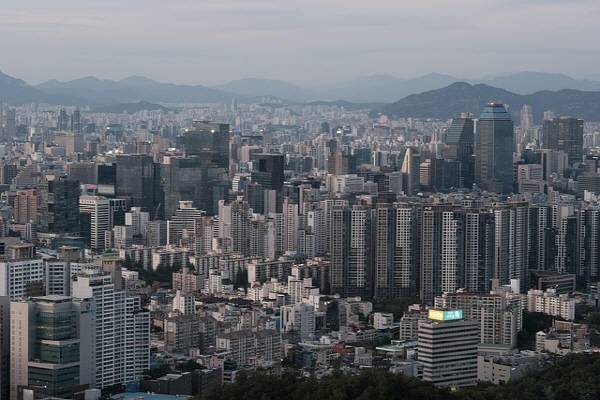 정부가 이른바 로또 청약 당첨자를 대상으로 전수조사에 착수했다. 13평 아파트에 6인 가족이 거주하겠다고 신청한 사례 등 부정 의심 정황이 잇따르면서다. 위장전입과 서류 조작 여부를 집중 점검하고, 적발 시 형사처벌과 청약 제한 등 강력 제재가 예고됐다. ⓒ픽사베이