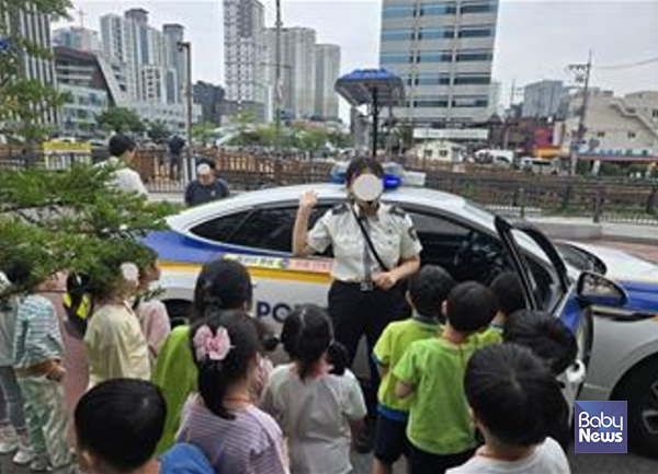 「금요일엔 교통안전캠페인! 동대문경찰서와 함께 교통안전탐험」. ⓒ동대문구육아종합지원센터