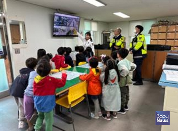 「금요일엔 교통안전캠페인! 동대문경찰서와 함께 교통안전탐험」. ⓒ동대문구육아종합지원센터