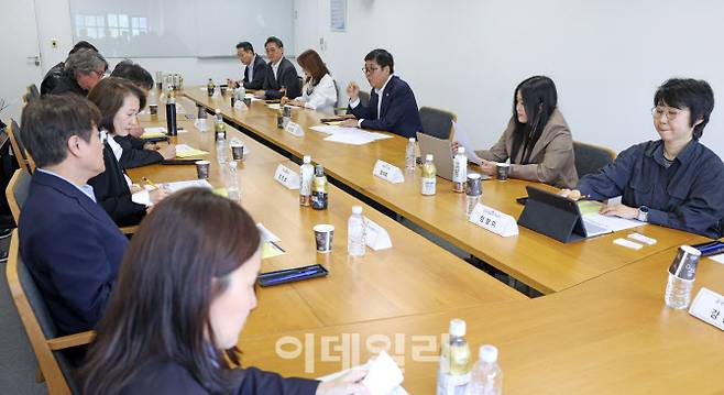 최휘영 문화체육관광부 장관이 지난달 30일 서울 종로구 국립현대미술관 서울관에서 열린 문화예술정책자문위원회 기초예술분과 제2차 회의에서 관련 문야 전문가들과 함게 현황을 파악하고 향후 정책 방향을 논의하고 있다. (사진=문체부)