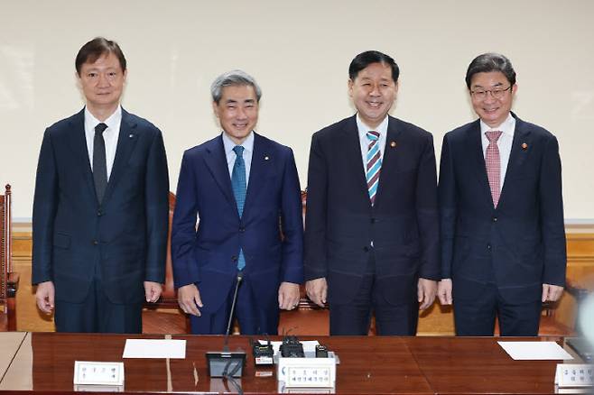 지난 4월 30일 서울 중구 은행회관에서 열린 확대거시경제금융회의에서 참석자들이 기념사진을 찍고 있다. 왼쪽부터 이찬진 금융감독원장, 신현송 한국은행 총재, 구윤철 부총리 겸 재정경제부 장관, 이억원 금융위원장.(사진=연합뉴스)