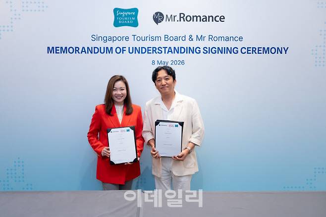싱가포르관광청이 미스터로맨스와 MOU 체결하고 K콘텐츠를 강화한다. 싱가포르관광청 멜리사 오우 청장(사진 왼쪽)과 미스터로맨스 심세윤 대표