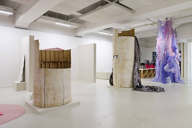 김동희, 검은 기둥 Black Columns, 埻培埻埻, Wood, dimensions variable (일민미술관 제공)