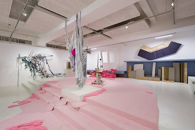 우한나, 낙수장 Fallingwater, 埻培埻埿, Carpet, sponge, sewing machine, sound (Sound: Sewing Machine by Song Youngnam), dimensions variable (일민미술관 제공)