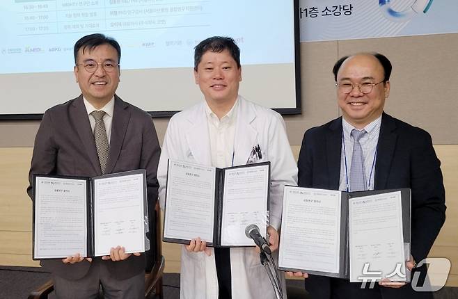 이영원 충남대 교수(오른쪽부터), 권순억 서울아산병원 교수, 오이세 코벳 대표는 4월 30일 서울아산병원에서 업무협약을 맺었다(코벳 제공). ⓒ 뉴스1