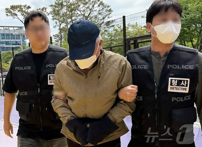 충북 청주시 흥덕구의 한 노래방에서 흉기로 지인을 살해한 60대 남성이 11일 청주지법에서 구속 전 피의자 심문(영장실질심사)을 받기 위해 출석하고 있다.2026.5.11/뉴스1