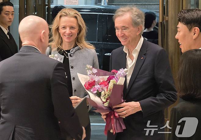 베르나르 아르노 루이비통모에헤네시(LVMH) 회장과 회장의 장녀인 델핀 아르노 크리스챤 디올 CEO가 11일 오후 서울 중구 소공동 롯데백화점 본점을 방문하고 있다. 2026.5.11 ⓒ 뉴스1 이형진 기자