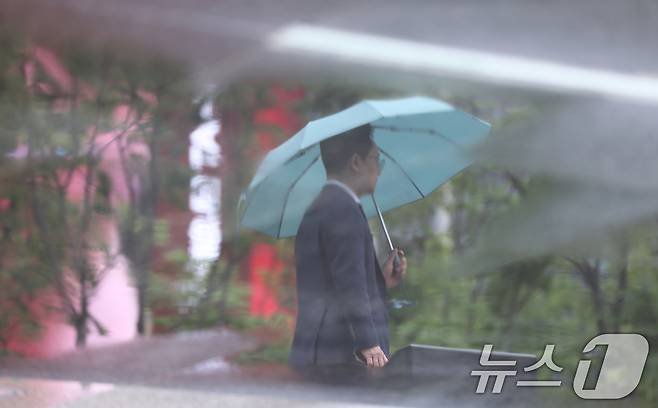 전국에 봄비 예보가 내려진 11일 서울 종로구 광화문광장에서 시민들이 우산을 쓴 채 이동하고 있다. 기상청에 따르면 이날 오후부터 전국에 비가 내리기 시작해 대부분 지역에서 12일 오후까지 이어질 전망이다. 2026.5.11 ⓒ 뉴스1 조연우 인턴기자