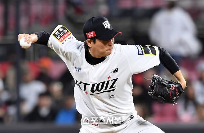 KT 위즈 우규민이 24일 수원KT위즈파크에서 열린 2024 KBO리그 한화전 9회초 등판해 힘차게 공을 던지고 있다. 수원 | 박진업 기자 upandup@sportsseoul.com