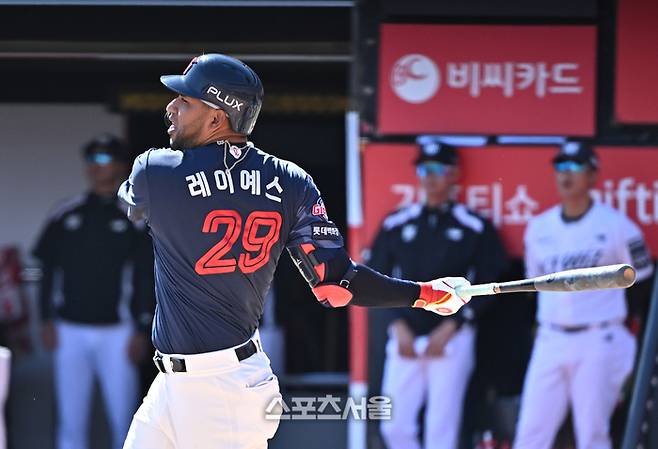 롯데 레이예스가 5일 수원 KT위즈파크에서 열린 2026 KBO리그 KT전 6회초 2사 2·3루 상황에서 KT 선발 소형준을 상대로 안타를 2타점 적시타를 치고 있다. 수원 | 박진업 기자 upandup@sportsseoul.com