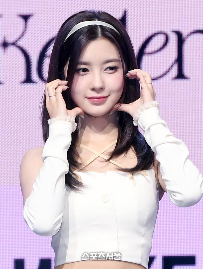케플러(Kep1er) 김다연이 25일 서울 광진구 예스24 라이브홀에서 진행된 다섯 번째 미니 앨범 ‘매직 아워(Magic Hour)’ 발매 기념 미디어 쇼케이스에서 취재진을 향해 포즈를 취하고 있다. 사진 | 박진업 기자 upandup@sportsseoul.com