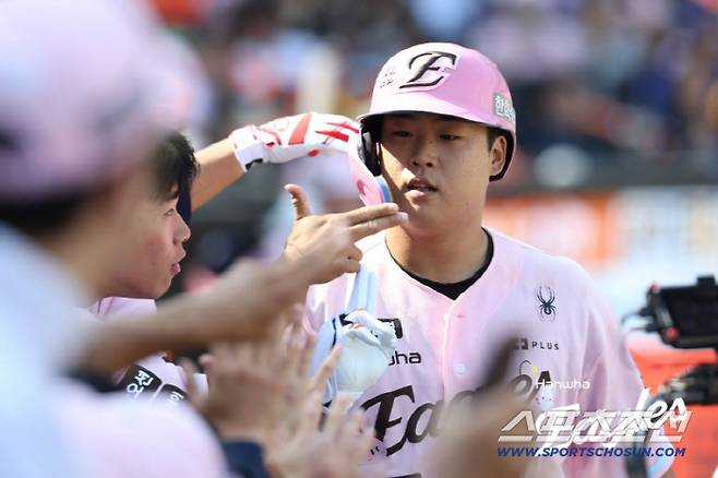 한화 강백호가 10일 LG전서 솔로포를 치고 동료들과 하이파이브를 하고 있다. 사진제공=한화 이글스