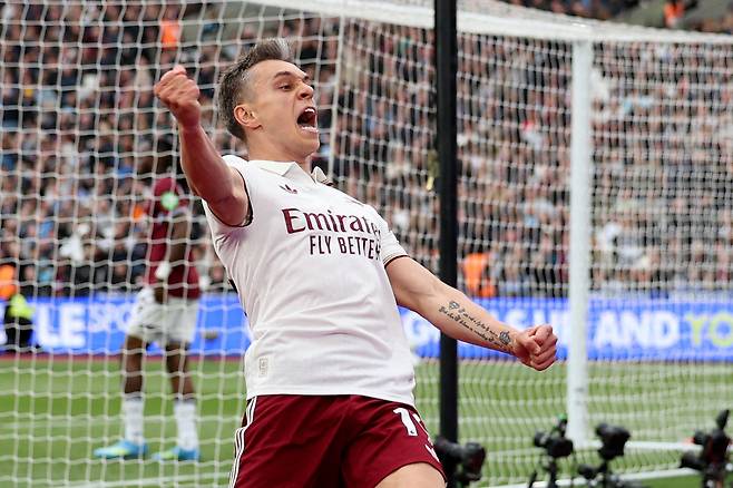 Arsenal's Belgian midfielder #19 Leandro Trossard celebrates scoring the team's first goal during the English Premier League football match between West Ham United and Arsenal at the London Stadium, in east London on May 10, 2026. (Photo by Adrian Dennis / AFP) / RESTRICTED TO EDITORIAL USE. No use with unauthorized audio, video, data, fixture lists, club/league logos or 'live' services. Online in-match use limited to 120 images. An additional 40 images may be used in extra time. No video emulation. Social media in-match use limited to 120 images. An additional 40 images may be used in extra time. No use in betting publications, games or single club/league/player publications. /







<저작권자(c) 연합뉴스, 무단 전재-재배포, AI 학습 및 활용 금지>
