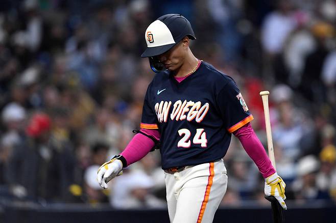 SAN DIEGO, CALIFORNIA - MAY 08: Sung-Mun Song #24 of the San Diego Padres walks to the dugout after striking out during the third inning against the St. Louis Cardinals at Petco Park on May 08, 2026 in San Diego, California.   Orlando Ramirez/Getty Images/AFP (Photo by Orlando Ramirez / GETTY IMAGES NORTH AMERICA / Getty Images via AFP)







<저작권자(c) 연합뉴스, 무단 전재-재배포, AI 학습 및 활용 금지>