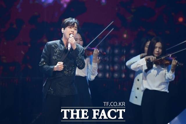 이찬원의 서울 앙코르 콘서트, '찬가 : 찬란한 하루'가 9일과 10일, 서울 올림픽공원 KSPO DOME에서 전국투어의 대미를 장식했다. 사진은 이찬원이 더팩트 뮤직 어워즈에서화려한 무대를 펼치고 있다. /더팩트 DB