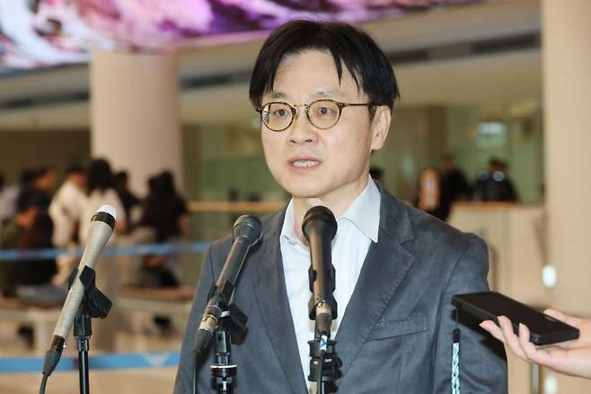 김정관 산업통상부 장관이 방미 일정을 마친 뒤 10일 인천국제공항을 통해 귀국해 취재진의 질문에 답하고 있다. 연합뉴스