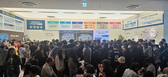 고덕국제신도시 수자인풍경채 견본주택 현장 모습. BS한양