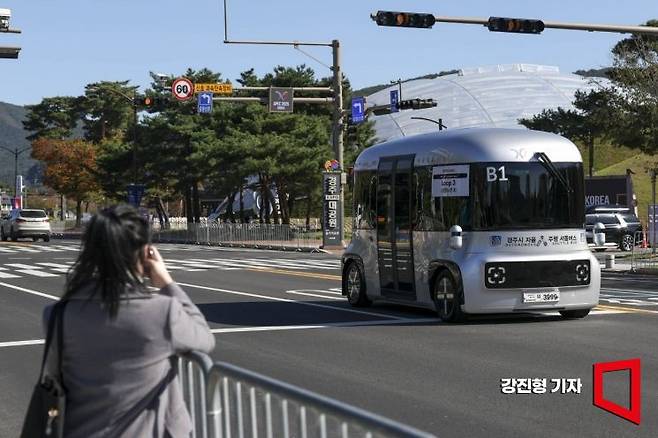아시아태평양경제협력체(APEC) 정상회의를 앞둔 28일 경주 화백컨벤션센터 주변에 자율주행셔틀이 운영되고 있다. 2025.10.28 강진형 기자