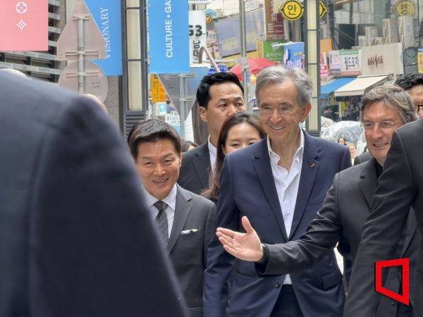 박주형 신세계 대표와 베르나르 아르노 루이뷔통모에헤네시(LVMH) 회장, 피에트르 베카리 루이뷔테오 CEO(왼쪽부터)가 11일 오후 12시35분께 서울 소공동 신세계백화점 본점 앞에서 얘기하고 있다. 한예주 기자