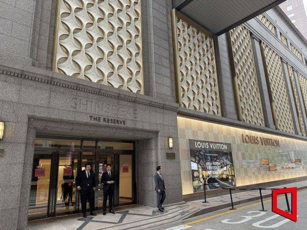 11일 오후 서울 소공동 신세계백화점 본점 앞 '루이뷔통 비저너리 저니 서울' 모습. 한예주 기자