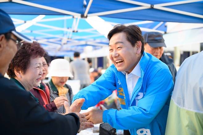 7일 전북도지사 선거 무소속 출마를 선언한 김관영 예비후보가 남원에서 열린 어르신 생활체육대회 현장을 찾아 인사를 건내고 있다. /김관영 예비후보 제공