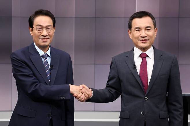 11일 강원 춘천시 G1방송에서 열린 '강원특별자치도지사 후보 초청 TV 토론회'에 참석한 더불어민주당 우상호 예비후보(왼쪽)와 국민의힘 김진태 예비후보가 포즈를 취하고 있다.ⓒ연합뉴스
