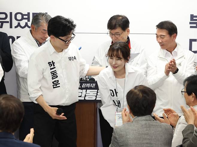한동훈 무소속 6·3 국회의원 부산 북구갑 보궐선거 후보가 10일 부산 북구 선거 캠프에서 열린 선거 사무소 개소식에서 부인 진은정 씨를 소개하고 있다. 뉴시스