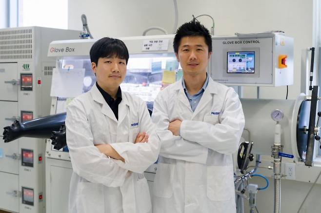 이상호(왼쪽부터) 석사과정생, 김상륜 교수. GIST 제공.