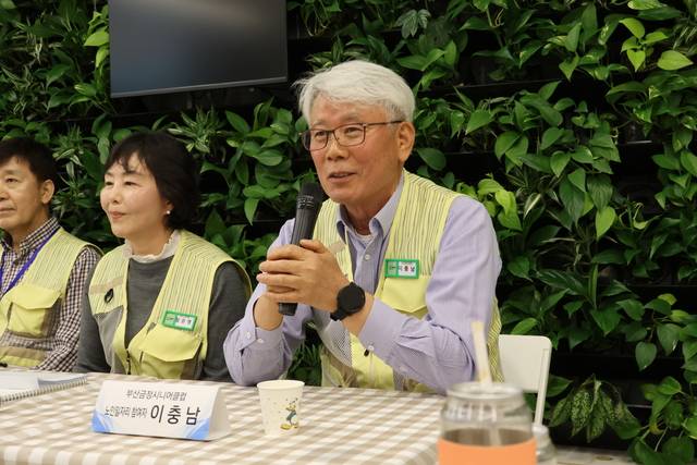퇴직 전 조선소 현장에서 선박 안전 인증 업무를 맡았던 이충남(68) 씨가 7일 부산 금정구 우리동네 ESG센터 1호점에서 노인역량활용사업 참여 경험을 소개하고 있다. 사진=강승구 기자