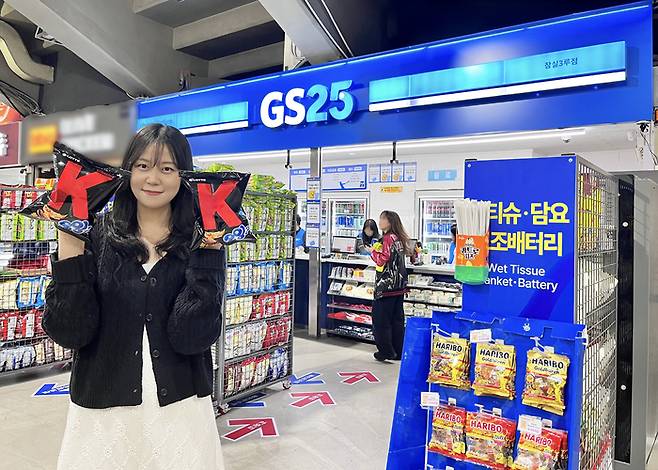 GS리테일이 운영하는 편의점 GS25는 오는 14일 롯데웰푸드 '오잉'과 협업해 '오잉K불황태맛'을 단독 출시한다고 11일 밝혔다.