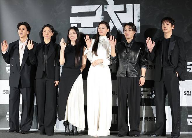 연상호 연출 영화 '군체' 배우들. 뉴스1