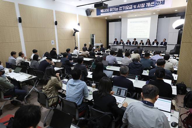 지난 6일 서울 마포구 한겨레신문사 청암홀에서 열린 ‘제9회 사회적 합의를 위한 에너지정의포럼’에서 참석자들이 ‘에너지 위기와 전기요금 및 시장 개선 과제’를 주제로 토론하고 있다. 단상 왼쪽부터 정연제 서울과학기술대 교수, 석광훈 에너지전환포럼 전문위원, 전영환 홍익대 교수(좌장), 백철우 덕성여대 교수, 김양지 기후에너지환경부 전력시장과장, 천현민 한전 요금전력처장, 조영준 대한상의 지속가능경영원장, 김희성 브라이트에너지파트너스 의장. 최현수 기자 emd@hani.co.kr