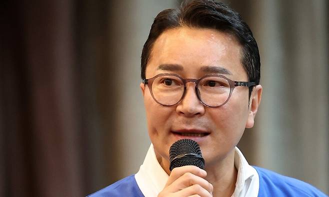 더불어민주당이 12·3 내란사태 당시 장갑차를 막아섰던 시민 유충원씨를 중앙선거대책위원회 공동상임선대위원장으로 임명한다고 11일 밝혔다. 연합뉴스
