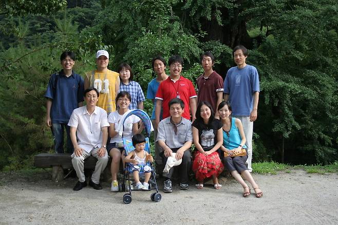 강정인 교수가 2007년 7윌20일 제자들과 양평 용문사에서 즐거운 시간을 보내고 있다. 하상복 교수 제공