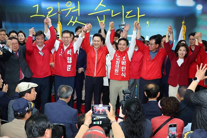 국민의힘 장동혁 대표가 10일 오후 부산 북구에서 열린 박민식 북갑 국회의원 보궐선거 후보 선거사무소 개소식에서 박 후보와 박형준 부산시장 후보 등과 손을 맞잡고 있다. 연합뉴스