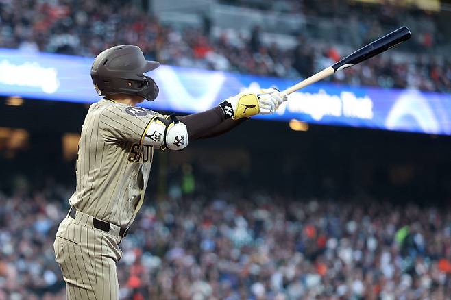 <yonhap photo-3490=""> SAN FRANCISCO, CALIFORNIA - MAY 05: Sung-Mun Song #24 of the San Diego Padres hits a double that scored a run against the San Francisco Giants in the fourth inning at Oracle Park on May 05, 2026 in San Francisco, California. This was Song's first Major League hit. Ezra Shaw/Getty Images/AFP (Photo by EZRA SHAW / GETTY IMAGES NORTH AMERICA / Getty Images via AFP)/2026-05-06 12:03:03/ <저작권자 ⓒ 1980~2026 ㈜연합뉴스. 무단 전재 재배포 금지, AI 학습 및 활용 금지></yonhap>