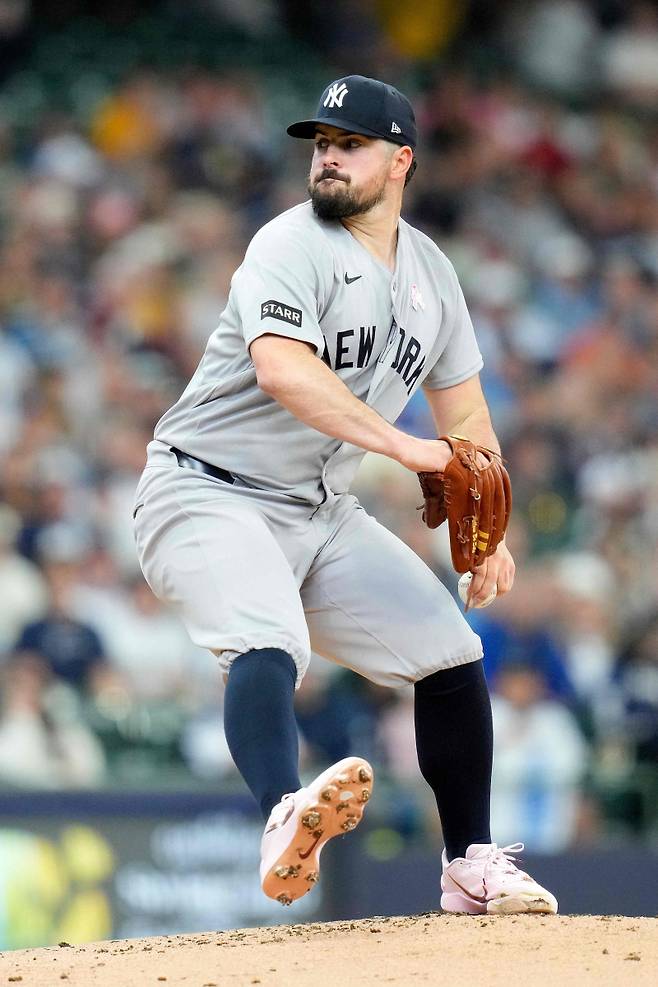 <yonhap photo-0783=""> MILWAUKEE, WISCONSIN - MAY 10: Carlos Rodon #55 of the New York Yankees throws a pitch in the first inning against the Milwaukee Brewers at American Family Field on May 10, 2026 in Milwaukee, Wisconsin. John Fisher/Getty Images/AFP (Photo by John Fisher / GETTY IMAGES NORTH AMERICA / Getty Images via AFP)/2026-05-11 03:49:03/ <저작권자 ⓒ 1980~2026 ㈜연합뉴스. 무단 전재 재배포 금지, AI 학습 및 활용 금지></yonhap>
