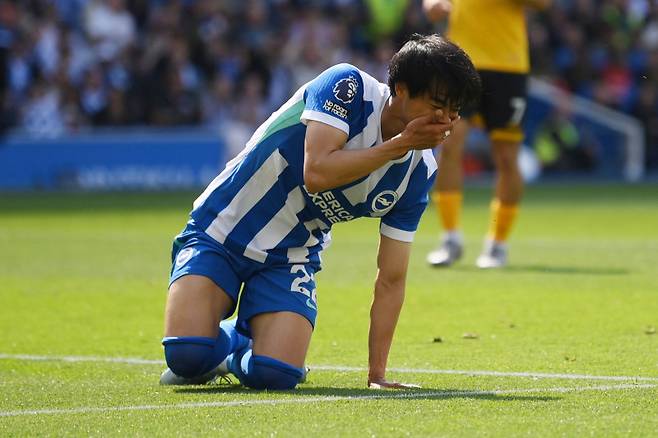 <yonhap photo-5049="">브라이턴 미토마가 9일 울버햄프턴과의 2025~26 EPL 36라운드 경기 중 찬스를 놓친 뒤 아쉬움을 드러내고 있다. 로이터=연합뉴스</yonhap>