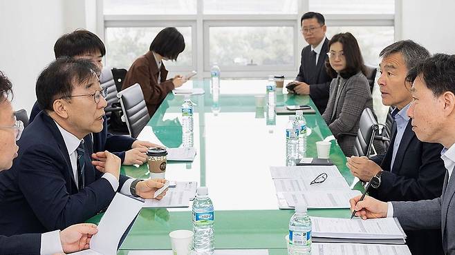김윤덕 국토교통부 장관이 4월 9일 경부고속도로 기흥 휴게소를 방문, 휴게소 개혁 방안을 논의하고 있다. [자료사진]