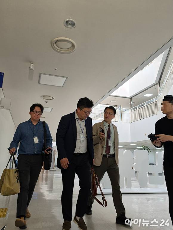 삼성전자 측 인사들이 이날 세종 중앙노동위원회 제1조정회의실에서 열릴 노사 노동쟁의 집중교섭에 참석하기 위해 입장하고 있다. [사진=황세웅 기자]