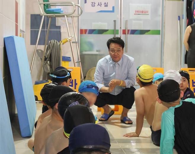 지난 6일 경기 오산 원동초에서 안민석 경기교육감 예비후보가 생존수영 수업을 참관하고 있다. 김민상 기자