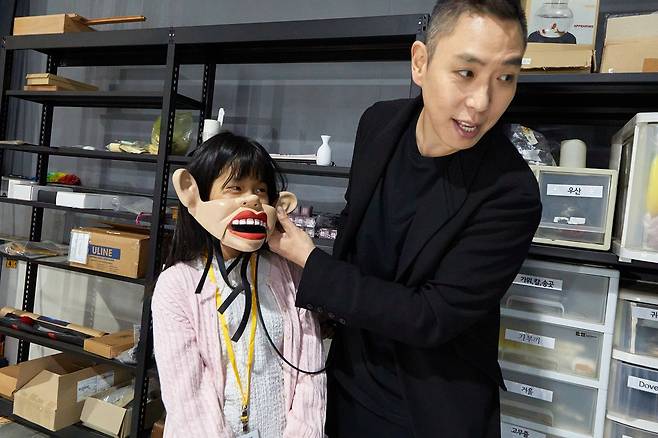 목소리를 변조하는 복화술을 할 때 사용하는 마스크를 써보기도 했다. 이은결 일루셔니스트가 직접 목소리 연기를 선보였다.