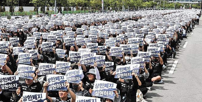 삼성전자노동조합 공동투쟁본부 조합원들이 지난달 23일 경기 평택사업장 일대에서 대규모 결의대회를 진행하고 있다. 김경록 기자