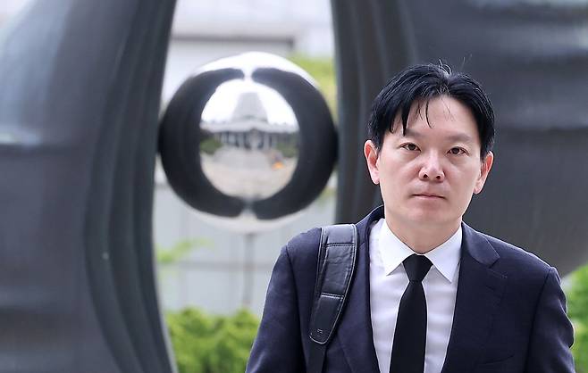 쌍방울 대북송금 사건 수사 과정에서 '연어 술파티 진술 회유 의혹'을 받는 박상용 인천지검 부부장검사가 11일 서울 서초구 대검찰청에서 열리는 감찰위원회에 출석을 자청하며 민원실로 향하고 있다. 뉴스1