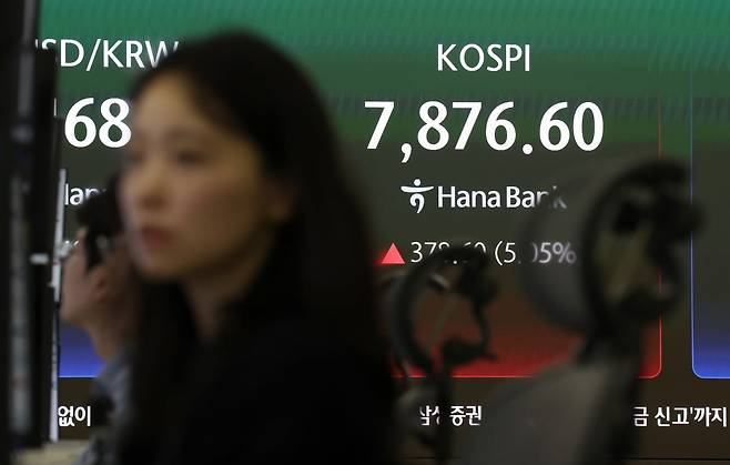 코스피가 개장 직후 7800선을 넘어서며 매수 사이드카가 발동한 11일 서울 중구 하나은행 본점 딜링룸 전광판에 코스피 지수 등이 표시되고 있다. 이날 코스피지수가 사상 첫 7800선을 돌파했다.  /문경덕 기자