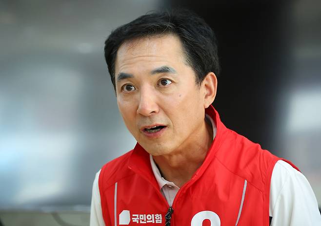 박민식 국민의힘 부산 북갑 국회의원 보궐선거 후보가 지난 7일 부산 북구의 선거사무소에서 연합뉴스와 인터뷰를 하고 있다.  연합뉴스
