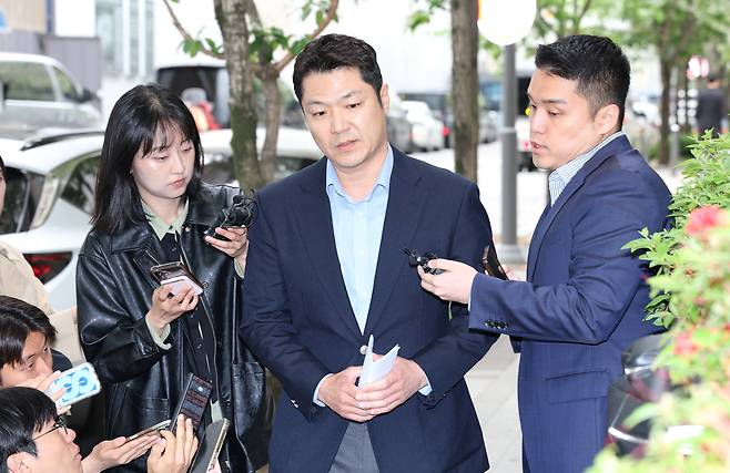최재훈 대전지검 중요경제범죄조사단 부장검사(가운데)가 11일 경기도 과천에 마련된 권창영 2차 종합특별검사팀 사무실에 김건희 여사의 도이치모터스 주가조작 등의 혐의 사건과 관련해 참고인으로 출석하고 있다. 연합뉴스