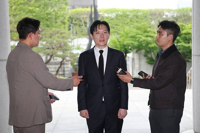 11일 대검찰청이 감찰위원회를 열고 쌍방울 대북송금 수사 과정에서 ‘연어 술파티’ 진술 회유 의혹이 제기된 박상용 인천지검 부부장 검사의 징계 여부를 심의할 것으로 알려진 가운데 박 검사가 대기를 위해 서초동 대검찰청 민원실로 들어가며 취재진의 질문에 답하고 있다. 연합뉴스