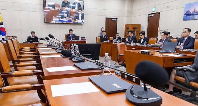 국방위 국힘 단독 개최 11일 국회에서 국방위원회 전체회의가 국민의힘 의원들만 참석한 채 열리고 있다. 연합뉴스