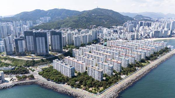 부산에서 소득대비주택가격비율(PIR)이 가장 높은 수영구의 아파트 단지들.  전민철 기자